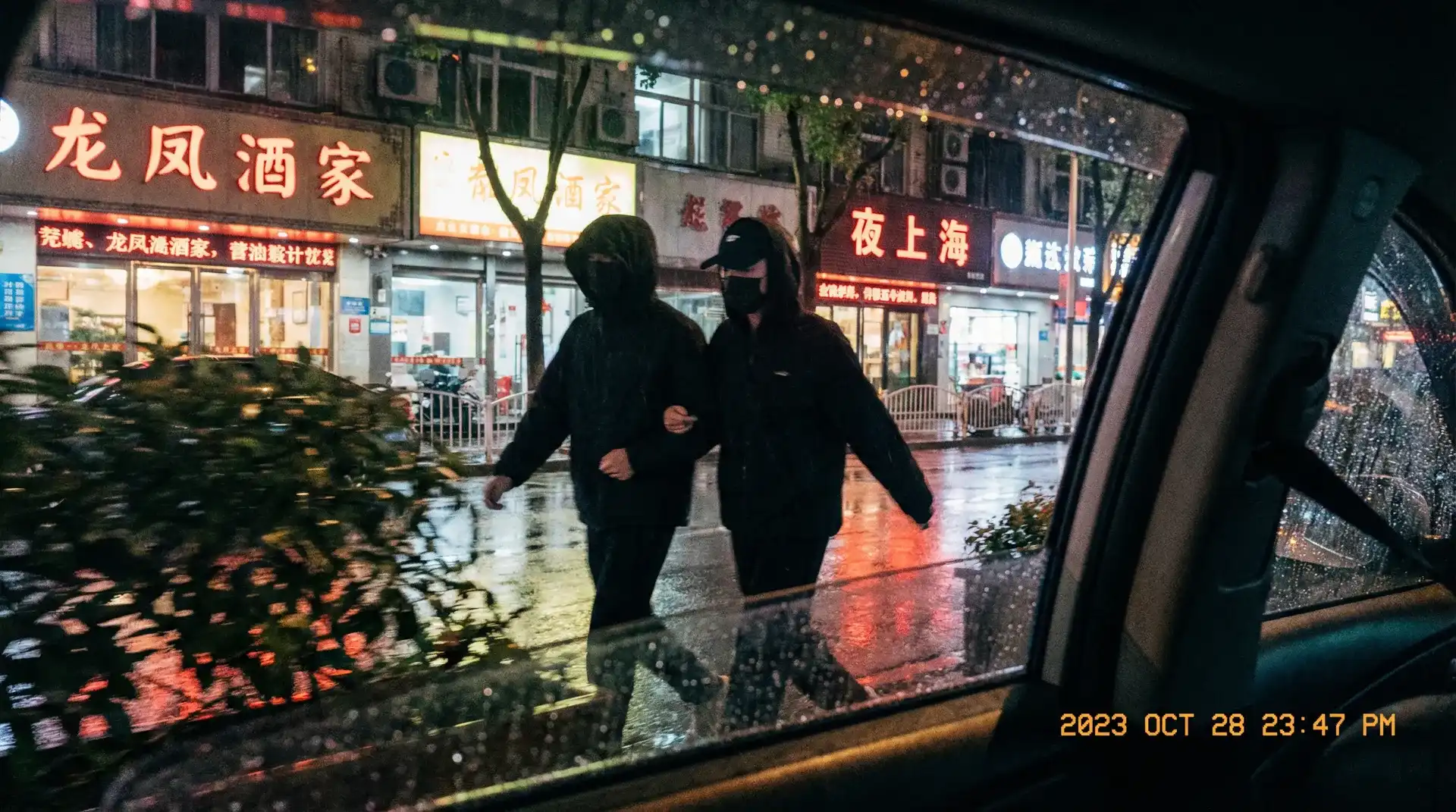 竞博官网 - 顶流明星深夜密会现场抓拍照片